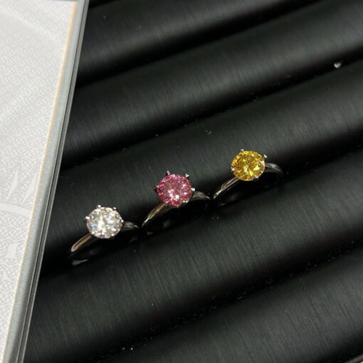 Nhẫn kim cương moissanite được biết đến với sự lấp lánh